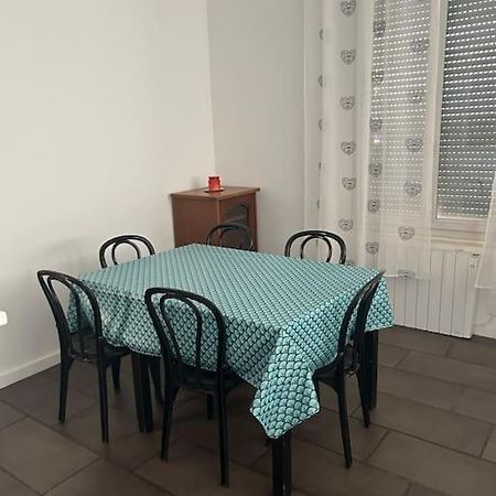Superbe Appartement Avec Parking Gratuit Vaulx-en-Velin Exterior foto