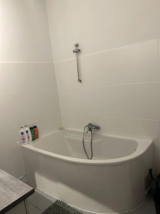 Superbe Appartement Avec Parking Gratuit Vaulx-en-Velin Exterior foto