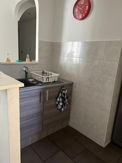 Superbe Appartement Avec Parking Gratuit Vaulx-en-Velin Exterior foto
